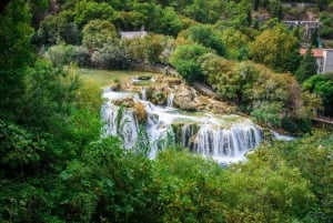 Split/Trogir: Dagstur i Krka nasjonalpark og båt til Skradin