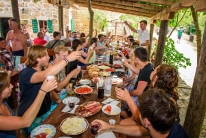 Split/Trogir: Viagem de 1 dia ao Parque Nacional Krka com degustação de vinhos
