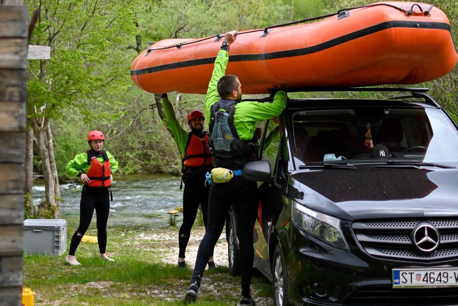 Split: rafting premium, exploración de cuevas, saltos desde acantilados y picnic.