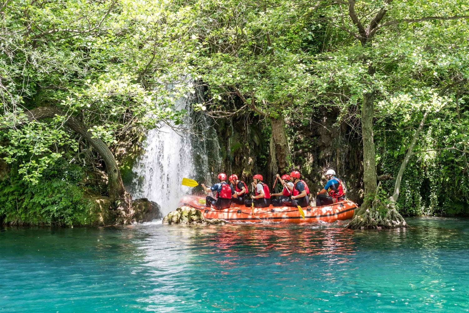 Split: rafting premium, exploración de cuevas, saltos desde acantilados y picnic.