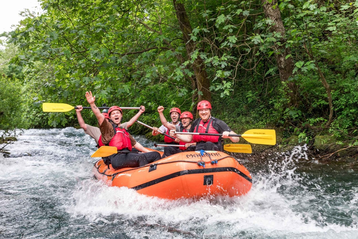 Split: rafting premium, exploración de cuevas, saltos desde acantilados y picnic.