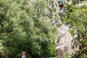Split: rafting premium, exploración de cuevas, saltos desde acantilados y picnic.