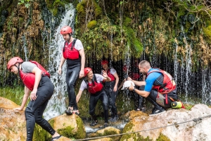 Split: rafting premium, exploración de cuevas, saltos desde acantilados y picnic.