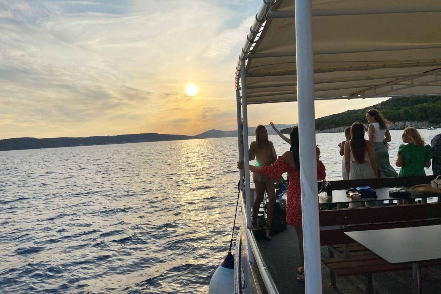 Split: Crucero por la Riviera al Atardecer y Baño con Vibraciones Veraniegas