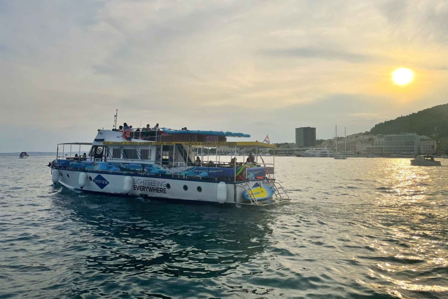 Split: Crucero por la Riviera al Atardecer y Baño con Vibraciones Veraniegas