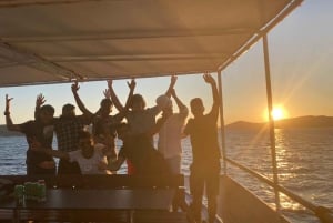 Split: Crucero por la Riviera al Atardecer y Baño con Vibraciones Veraniegas