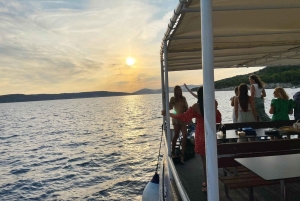 Split: Crucero por la Riviera al Atardecer y Baño con Vibraciones Veraniegas