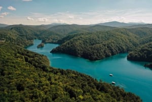 Split: Jednodniowa wycieczka z przewodnikiem po Jeziorach Plitwickich z rejsem łodzią