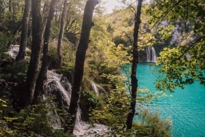 Split: Excursión autoguiada de un día a los Lagos de Plitvice con paseo en barco