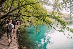Split: Excursión autoguiada de un día a los Lagos de Plitvice con paseo en barco