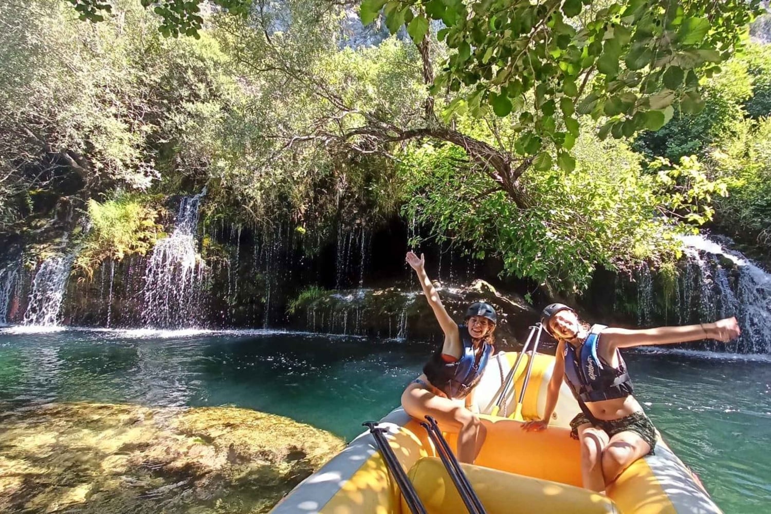 Split: Kleingruppentour mit Rafting auf dem Cetina-Fluss und Höhlentour