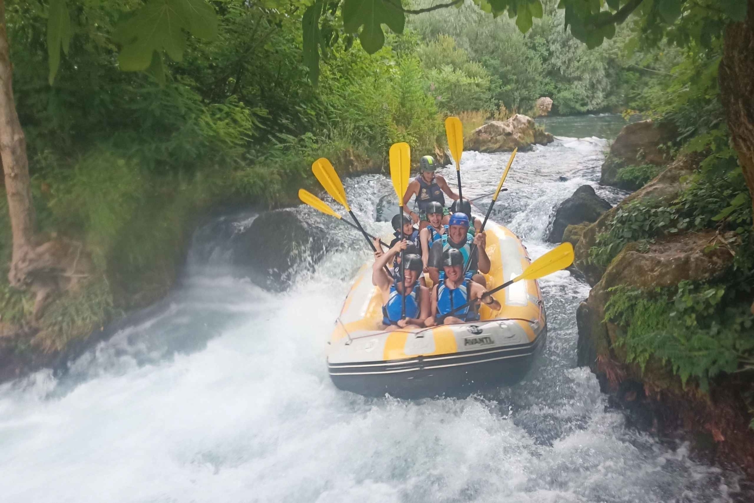 Split: Kleingruppentour mit Rafting auf dem Cetina-Fluss und Höhlentour