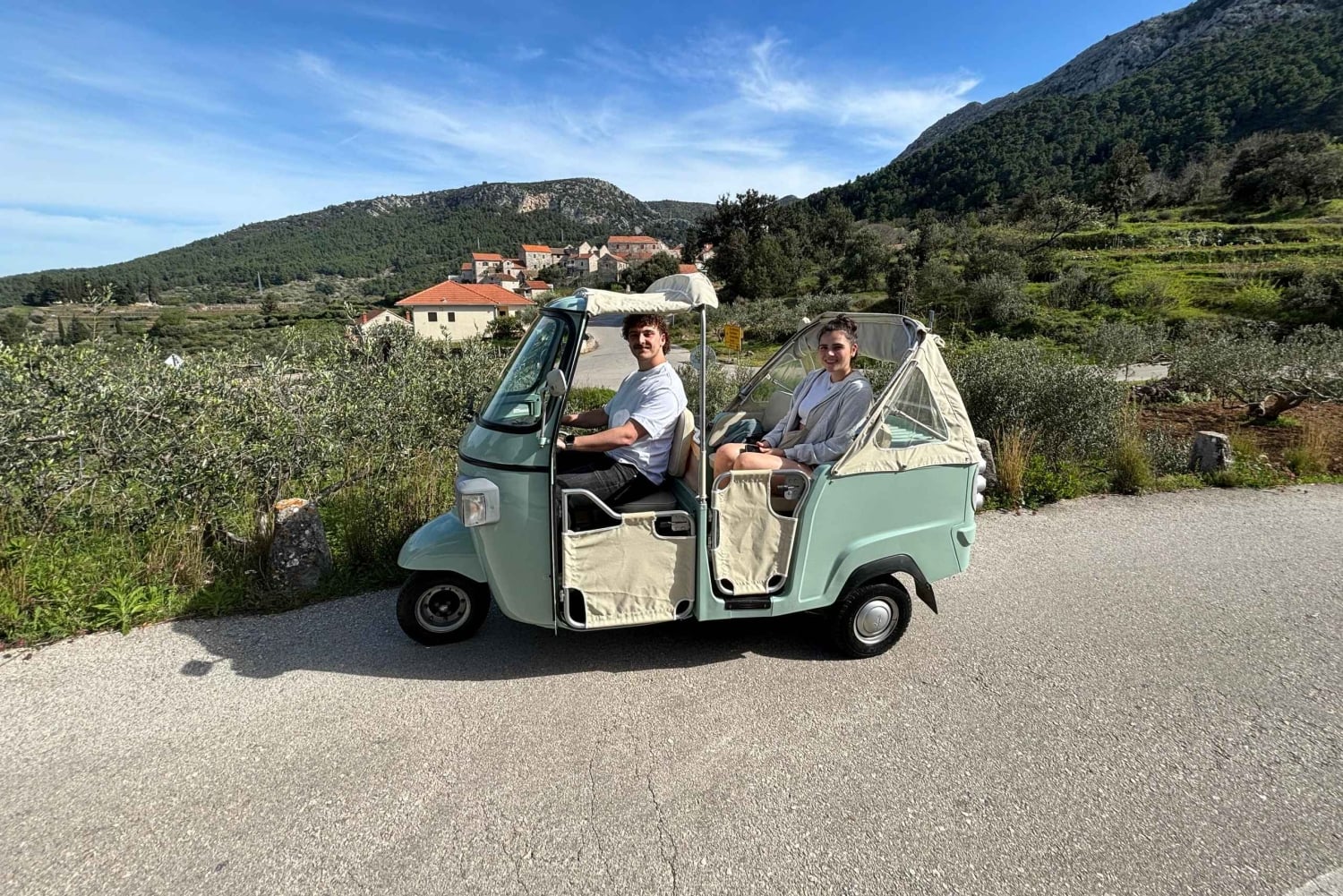 Stari Grad: Privat tuk-tuk-tur med vinprovning