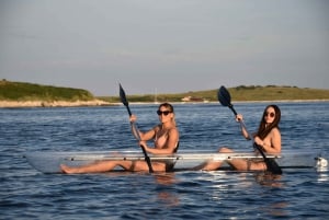 Excursión en kayak transparente al atardecer