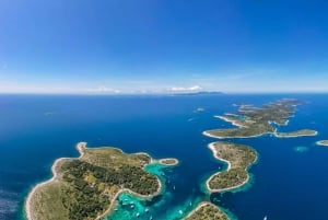 フヴァル発VIPボート体験：5つの島、4つのビーチ、3つの洞窟をご案内いたします