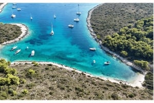 フヴァル発VIPボート体験：5つの島、4つのビーチ、3つの洞窟をご案内いたします