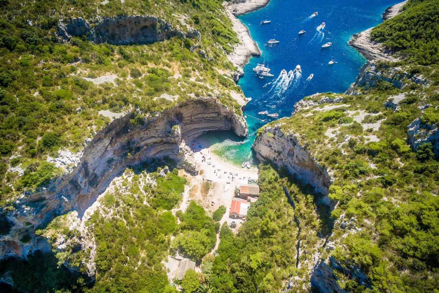 Vis : 3 îles, 2 grottes et 7 sites lors d'une sortie en bateau