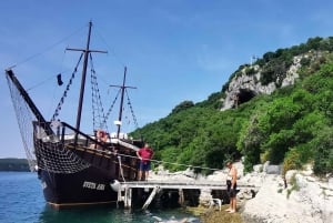 Vrsar: Lim Fjord Boat Tour with Swimming near Pirate's Cave (Merirosvojen luola)