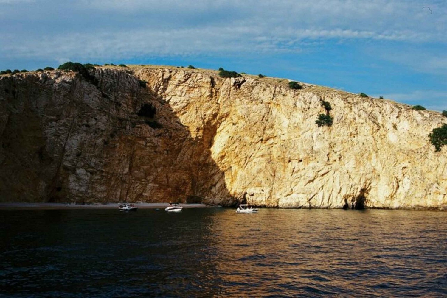 Bahías salvajes de la isla de Krk: Excursión privada en barco de medio día