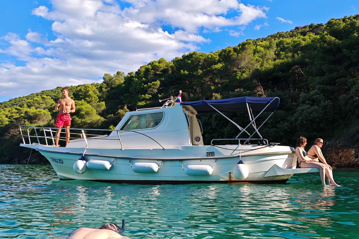 ザダル：シュノーケリング用具とドリンク付きボートツアー