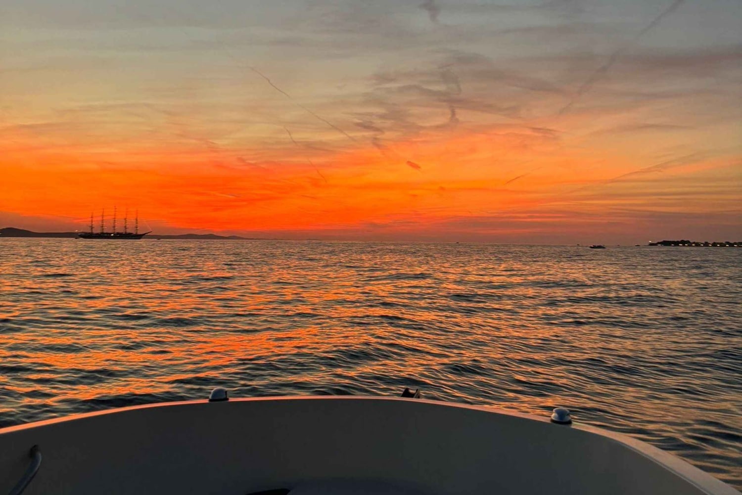 Zadar: crucero en bote al atardecer, cena en una isla y chapuzón