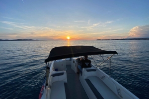 Zadar: crucero en bote al atardecer, cena en una isla y chapuzón