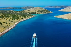 Zadar: Passeio de Barco a Kornati com Almoço e Paradas para Nadar
