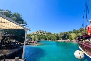 Zadar: Passeio de Barco a Kornati com Almoço e Paradas para Nadar