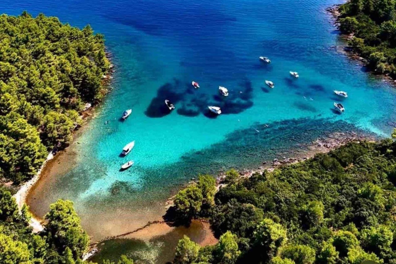 Zara: tour privato in barca con snorkeling e moto d'acqua