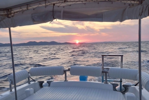 Zadar: Passeio de barco vintage ao pôr do sol com vinho e petiscos