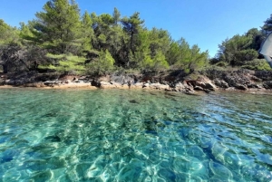 Zadar: RIB-bådtur til skjulte bugter med snorkling og drikkevarer