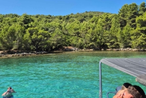 Zadar: RIB-bådtur til skjulte bugter med snorkling og drikkevarer