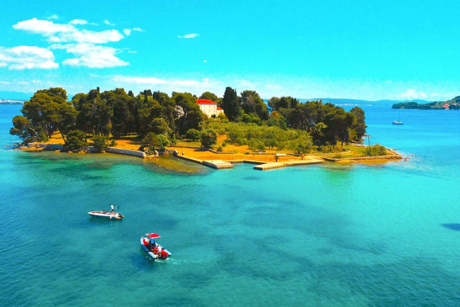 ザダル：スピードボートでスリル満点の3島ツアー（シュノーケリング付き）