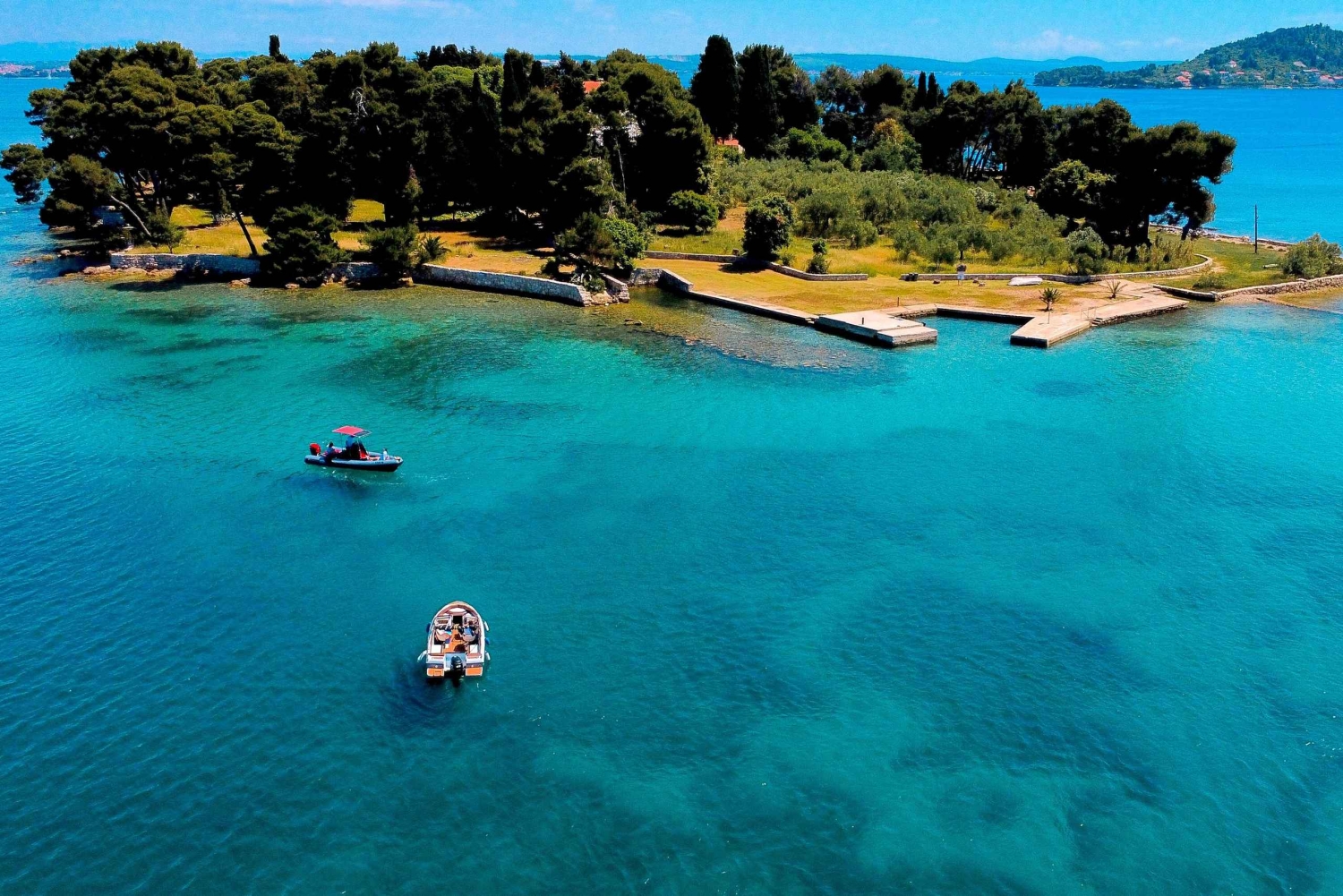 ザダル：スピードボートでスリル満点の3島ツアー（シュノーケリング付き）