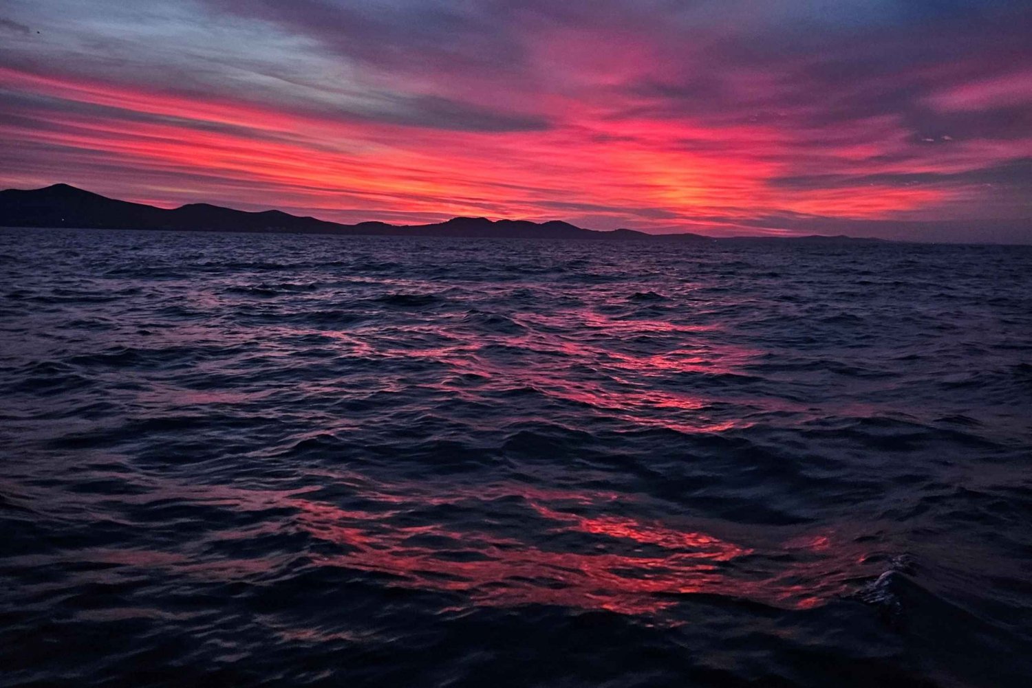 Zadar: Tour en barco al atardecer con una copa de Prosecco