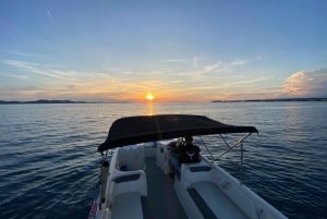 Zadar: Excursión en barco al atardecer con bebidas ilimitadas