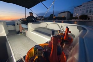 Zadar: Excursión en barco al atardecer con bebidas ilimitadas