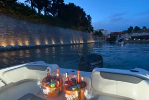 Zadar: Excursión en barco al atardecer con bebidas ilimitadas