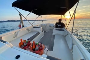 Zadar: Excursión en barco al atardecer con bebidas ilimitadas