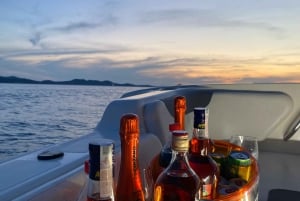 Zadar: Excursión en barco al atardecer con bebidas ilimitadas