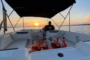 Zadar: Excursión en barco al atardecer con bebidas ilimitadas
