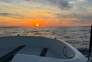 Zadar: Excursión en barco al atardecer con bebidas ilimitadas