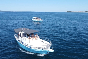 Zadar: Passeio de barco vintage ao pôr do sol com vinho e petiscos