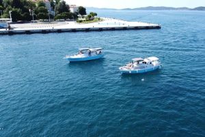 Zadar: Passeio de barco vintage ao pôr do sol com vinho e petiscos