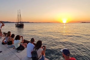 Zadar: Solnedgangskrydstogt på traditionel båd med vin