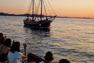 Zadar: Solnedgangskrydstogt på traditionel båd med vin