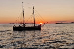 Zadar: Solnedgangskrydstogt på traditionel båd med vin