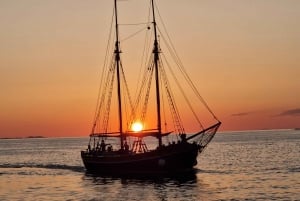 Zadar: Rejs o zachodzie słońca tradycyjną łodzią z winem