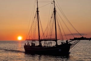 Zadar: Rejs o zachodzie słońca tradycyjną łodzią z winem