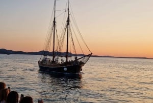 Zadar: Rejs o zachodzie słońca tradycyjną łodzią z winem